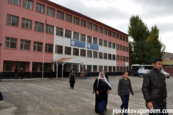 Yüksekova'da oy kullanma işlemi sürüyor 1