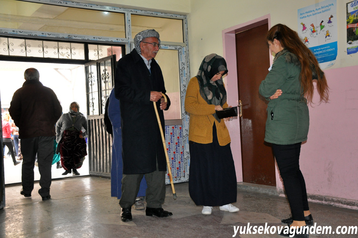 Yüksekova'da oy kullanma işlemi sürüyor 2