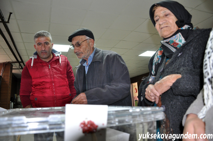 Yüksekova'da oy kullanma işlemi sürüyor 3