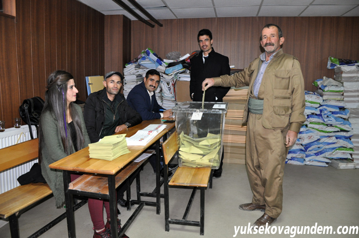 Yüksekova'da oy kullanma işlemi sürüyor 4