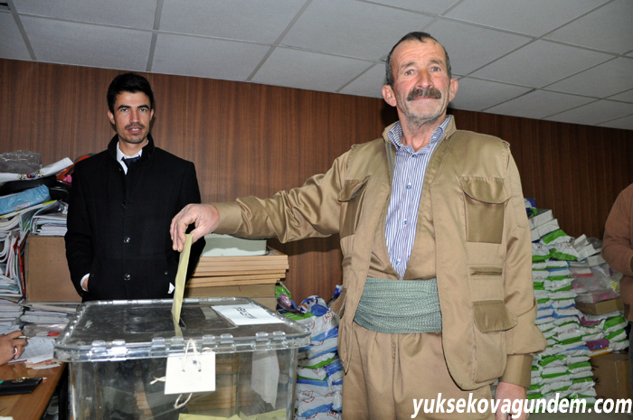 Yüksekova'da oy kullanma işlemi sürüyor 6