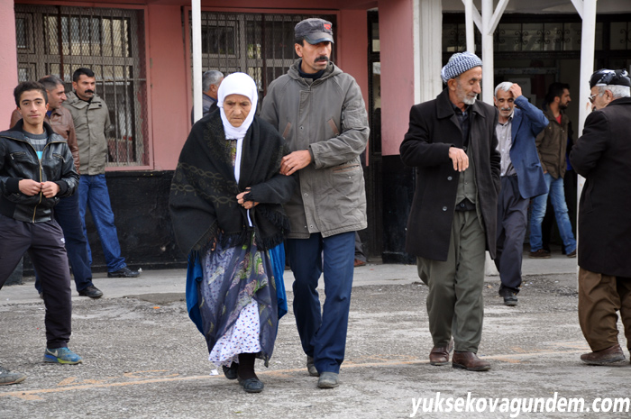 Yüksekova'da oy kullanma işlemi sürüyor 7