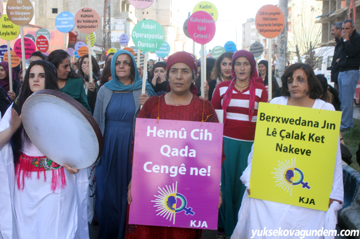 Yüksekova'da 'kadın şiddetine' karşı yürüyüş düzenlendi 10