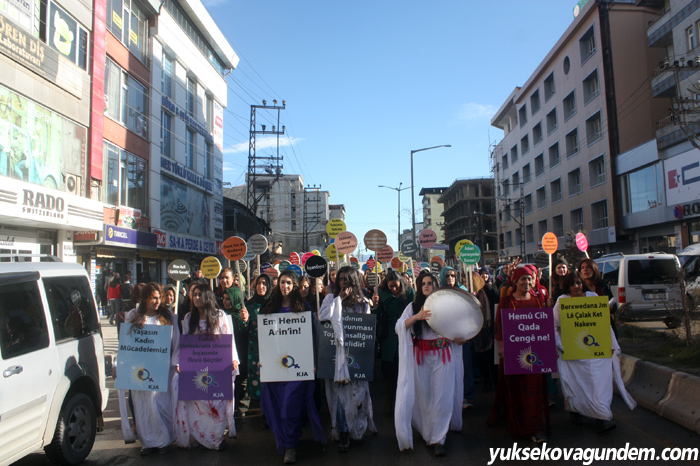 Yüksekova'da 'kadın şiddetine' karşı yürüyüş düzenlendi 9