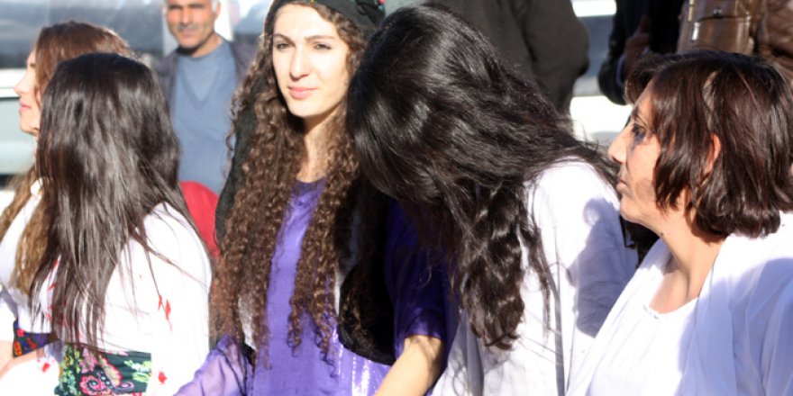 Yüksekova'da 'kadın şiddetine' karşı yürüyüş düzenlendi