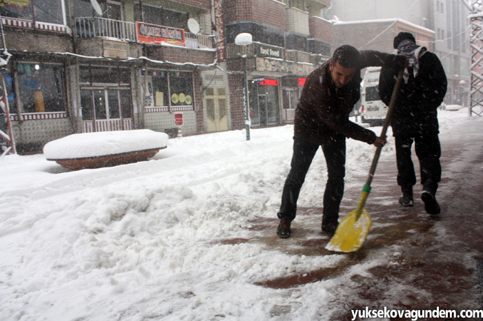 Yüksekova'ya yılın ilk karı düştü 16