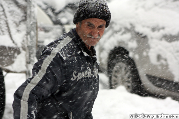 Yüksekova'ya yılın ilk karı düştü 17