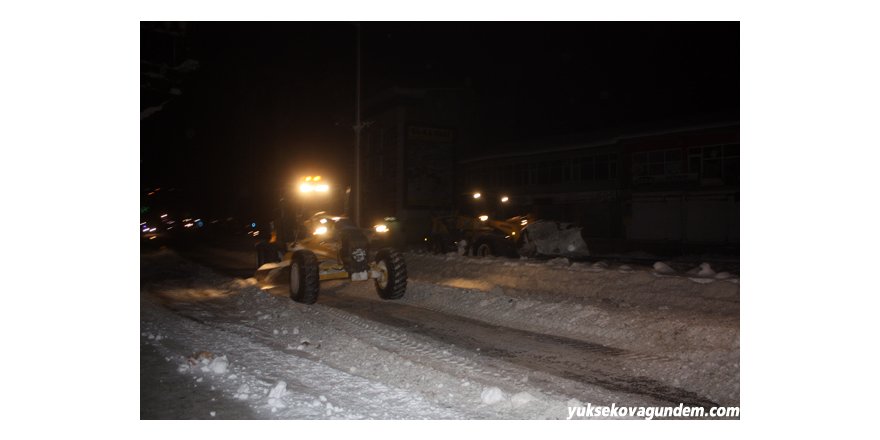 Yüksekova'da karla mücadele devam ediyor