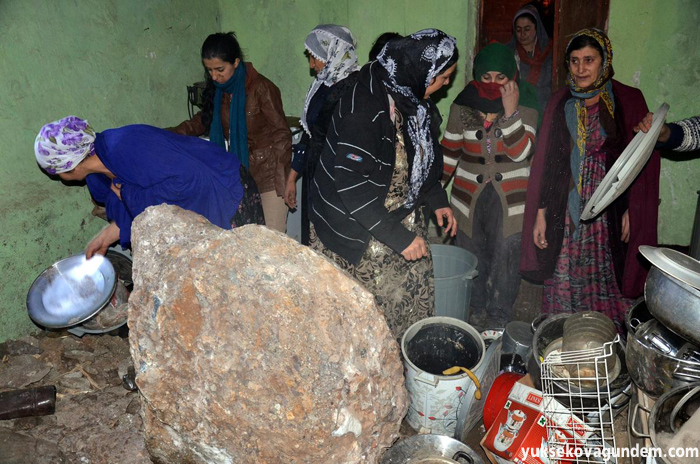 Dağdan kopan kaya parçası evin üzerine düştü 1