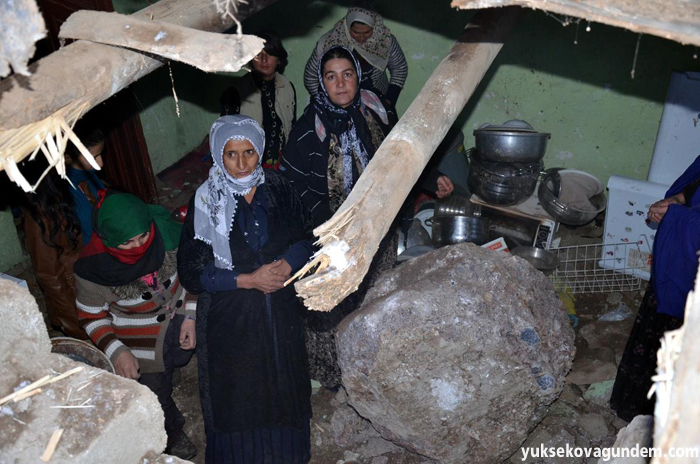 Dağdan kopan kaya parçası evin üzerine düştü 2