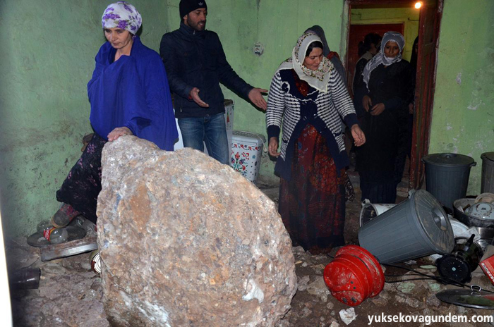 Dağdan kopan kaya parçası evin üzerine düştü 4