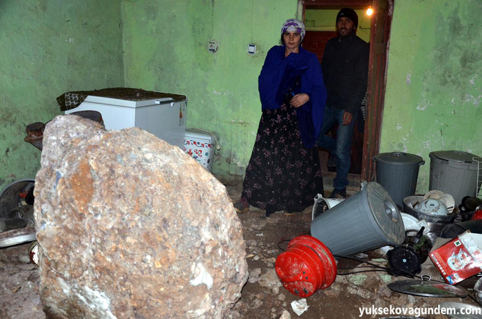 Dağdan kopan kaya parçası evin üzerine düştü 8
