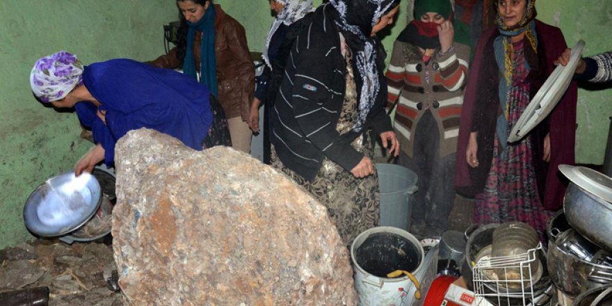 Dağdan kopan kaya parçası evin üzerine düştü