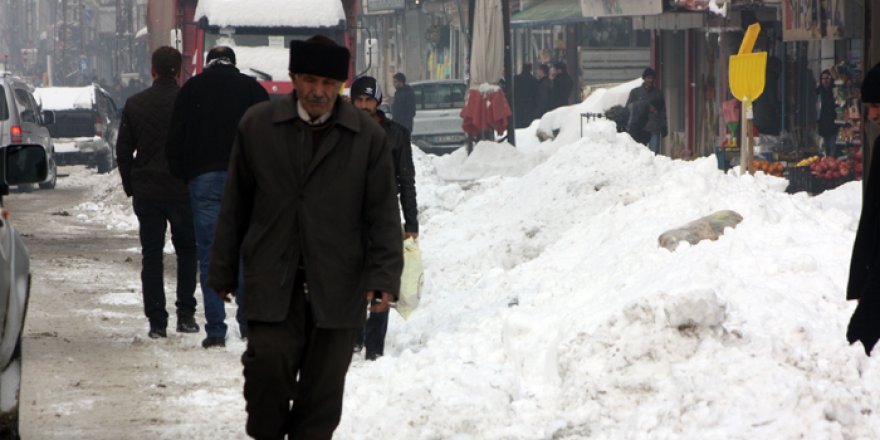 Yüksekova Kar'a Gömüldü