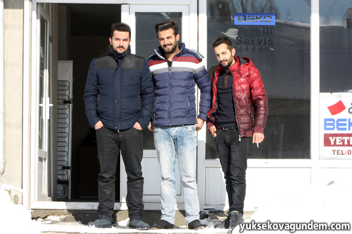 Yüksekova'da esnaf kar temizliğine başladı 13