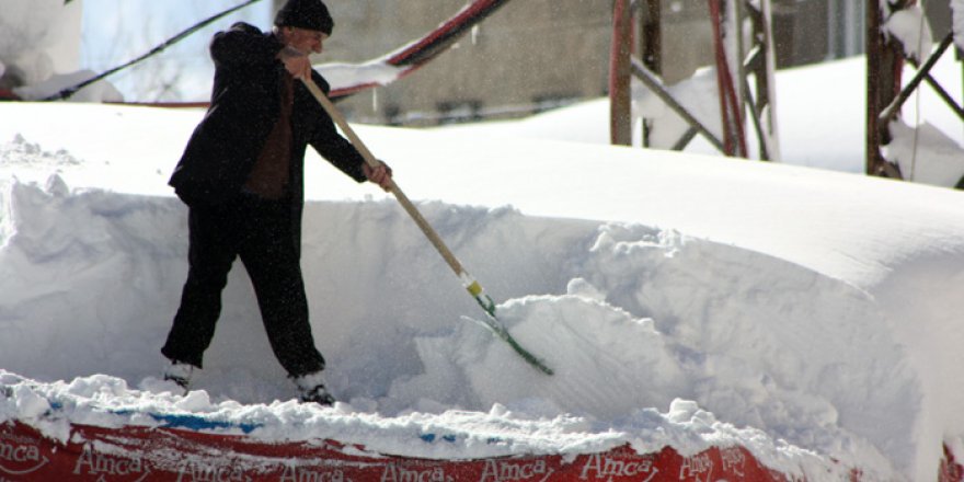 Yüksekova'da esnaf kar temizliğine başladı