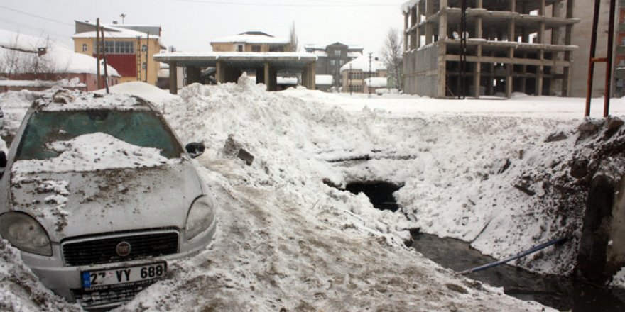 Yüksekova'da zırhlı aracın geçişi sırasında patlama