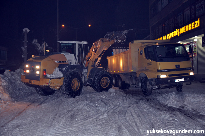 Yüksekova'da karla mücadele devam ediyor 15