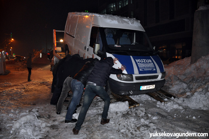Yüksekova'da karla mücadele devam ediyor 2
