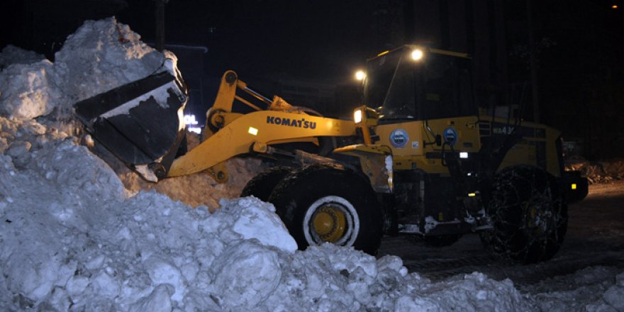 Yüksekova'da karla mücadele devam ediyor