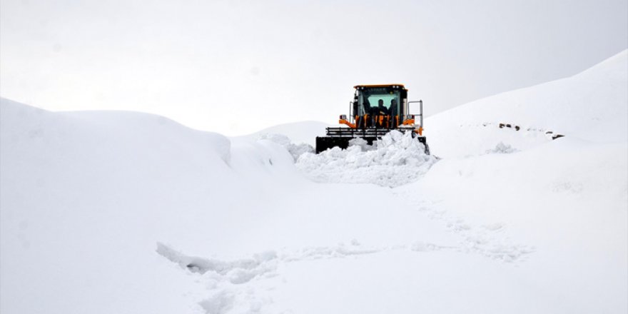 Yüksekova'da kapanan köy yolları açılıyor