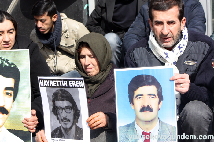 Kayıp yakınlarından oturma eylemi 12