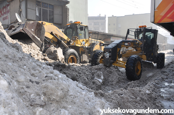 Yüksekova'da buz küreme ve kar temizleme çalışması 10