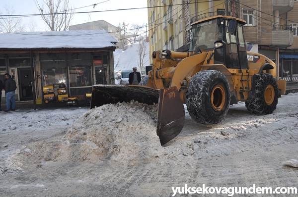 Yüksekova'da buz küreme ve kar temizleme çalışması 11