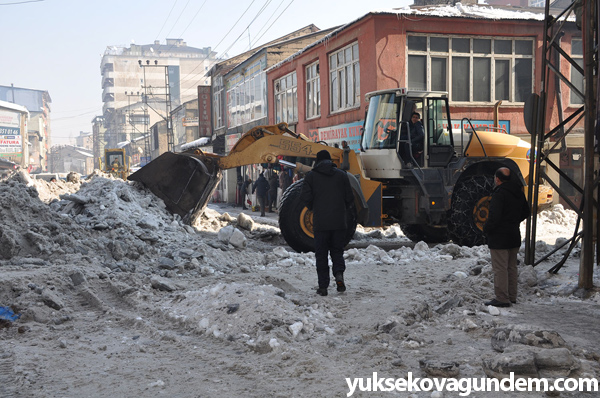 Yüksekova'da buz küreme ve kar temizleme çalışması 12