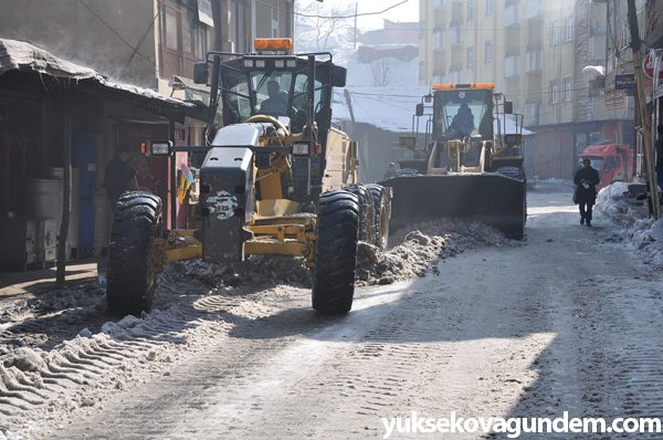 Yüksekova'da buz küreme ve kar temizleme çalışması 13