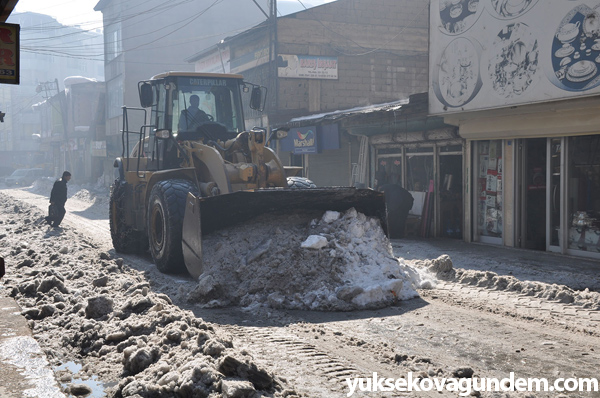 Yüksekova'da buz küreme ve kar temizleme çalışması 2