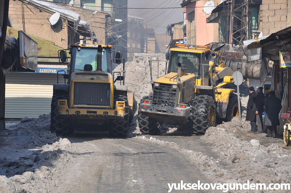 Yüksekova'da buz küreme ve kar temizleme çalışması 3