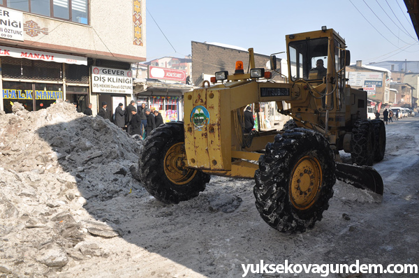 Yüksekova'da buz küreme ve kar temizleme çalışması 4