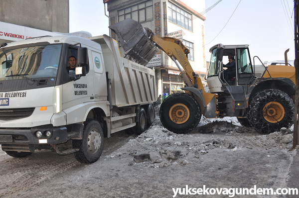 Yüksekova'da buz küreme ve kar temizleme çalışması 5