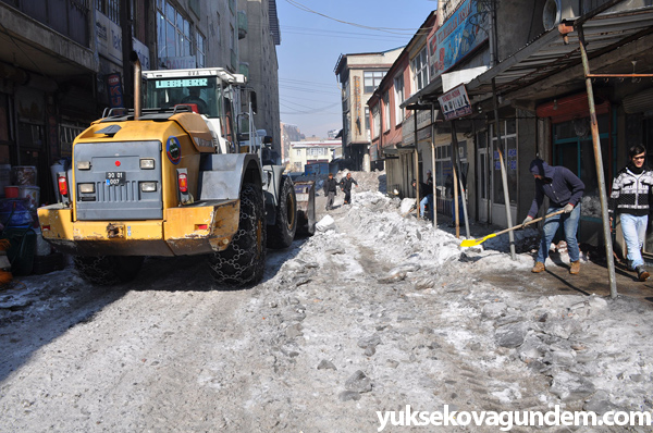 Yüksekova'da buz küreme ve kar temizleme çalışması 6