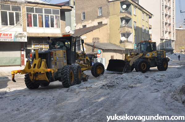 Yüksekova'da buz küreme ve kar temizleme çalışması 9