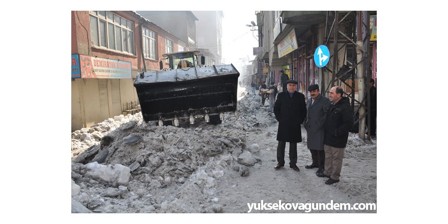 Yüksekova'da buz küreme ve kar temizleme çalışması