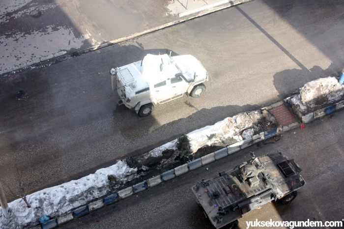 Yüksekova'da basın açıklamasına polis müdahalesi 12