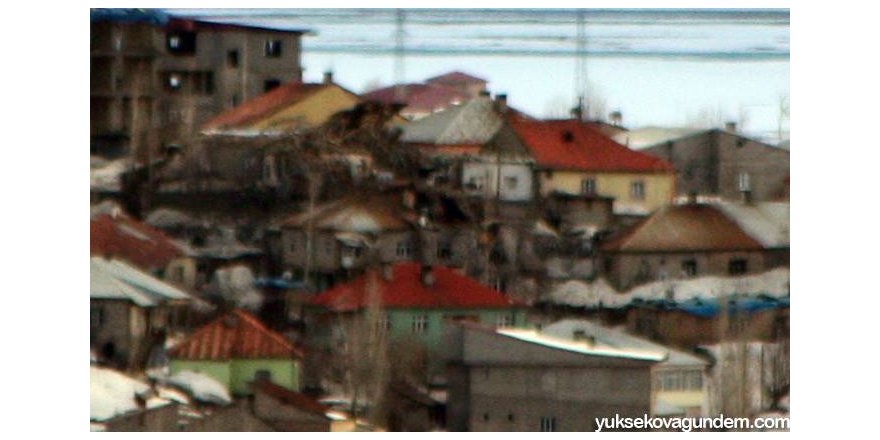 Yüksekova’da top atışları birçok eve isabet etti