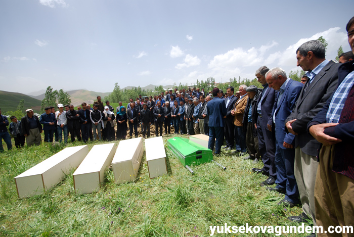 Salar ailesi Yüksekova'da yan yana toprağa verildi 10