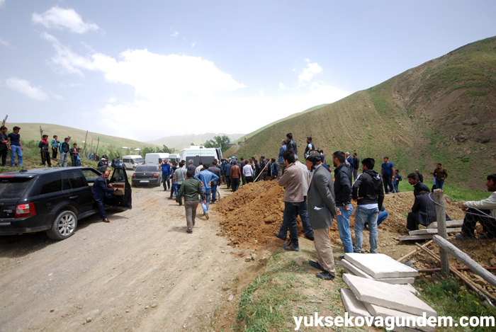 Salar ailesi Yüksekova'da yan yana toprağa verildi 12