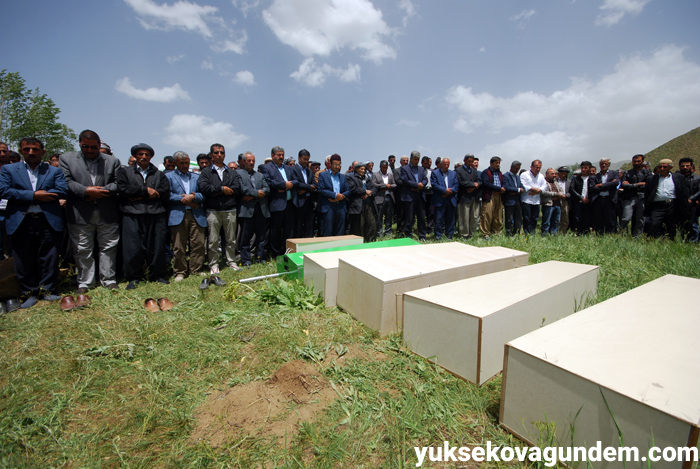Salar ailesi Yüksekova'da yan yana toprağa verildi 13
