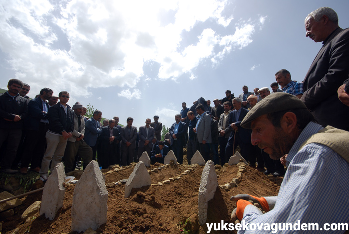 Salar ailesi Yüksekova'da yan yana toprağa verildi 14