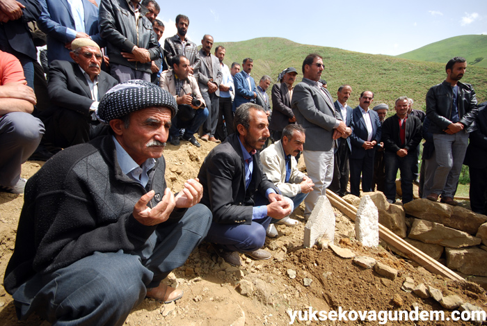 Salar ailesi Yüksekova'da yan yana toprağa verildi 15