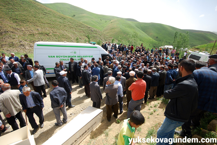 Salar ailesi Yüksekova'da yan yana toprağa verildi 16
