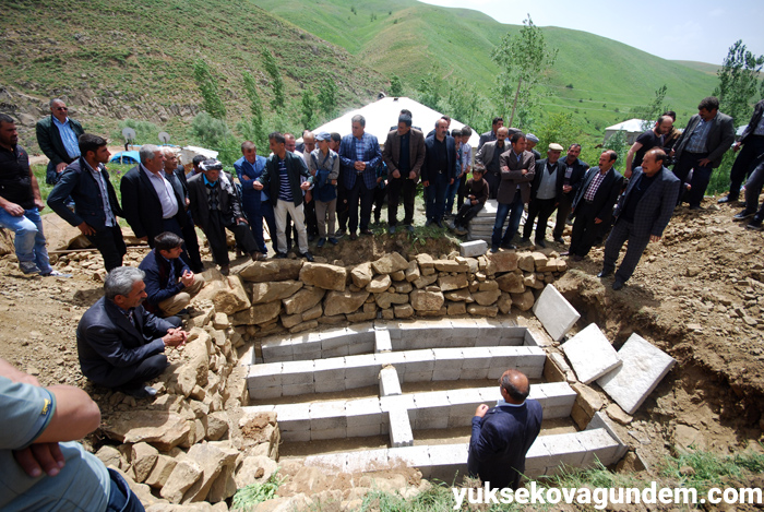Salar ailesi Yüksekova'da yan yana toprağa verildi 17