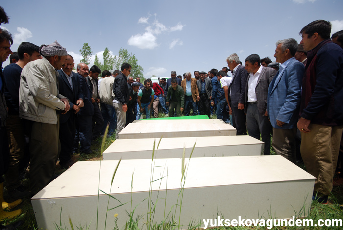 Salar ailesi Yüksekova'da yan yana toprağa verildi 19