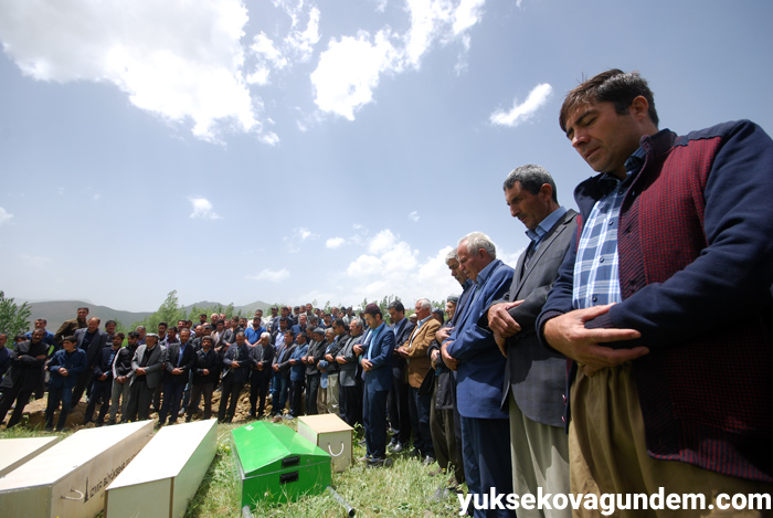 Salar ailesi Yüksekova'da yan yana toprağa verildi 2