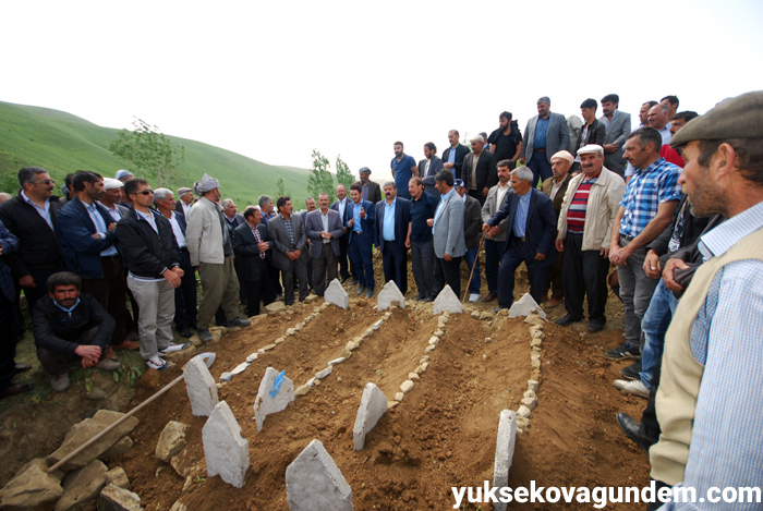 Salar ailesi Yüksekova'da yan yana toprağa verildi 21