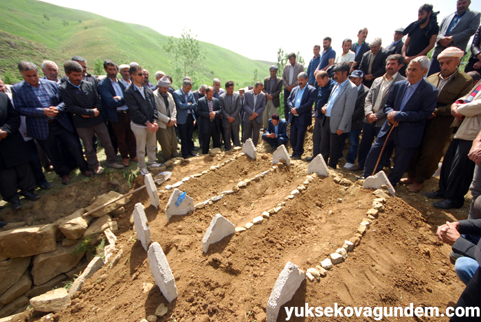Salar ailesi Yüksekova'da yan yana toprağa verildi 22
